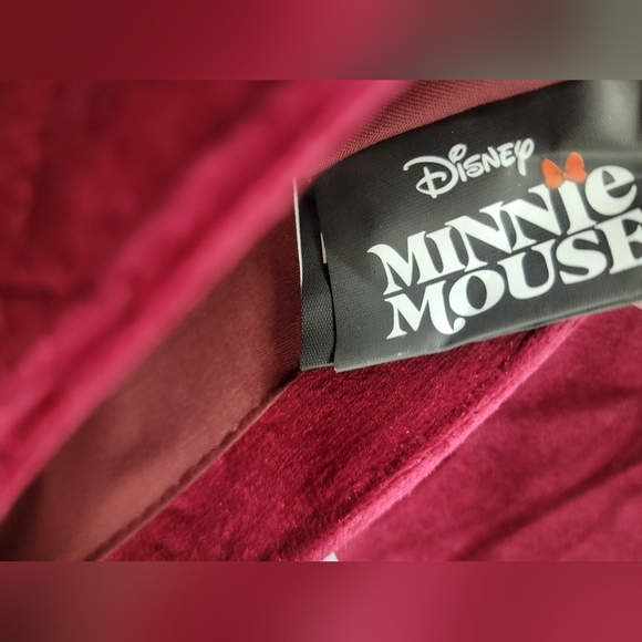 Bioworld Disney Minnie Mouse Burgandy Quilted Crossbody Bag with Gold Bow - Picture 3 of 9